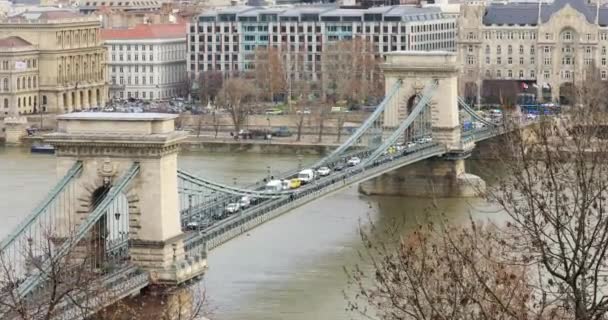 Widok z lotu ptaka na Budapesztański most łańcuchowy nad rzeką Dunaj — Wideo stockowe