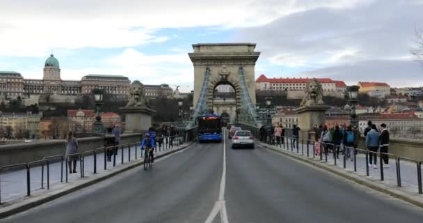 Şehir trafiği ile Zincir Köprü görünümü — Stok video