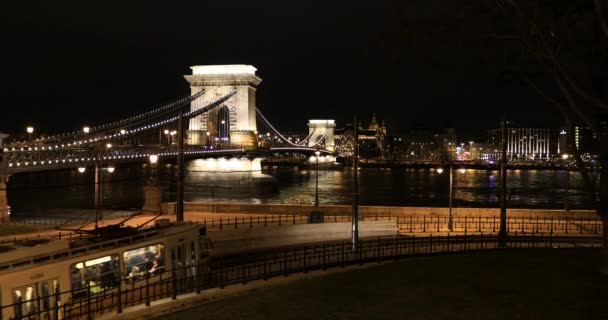 Una vista del puente de la cadena con el tranvía amarillo por la noche — Vídeos de Stock