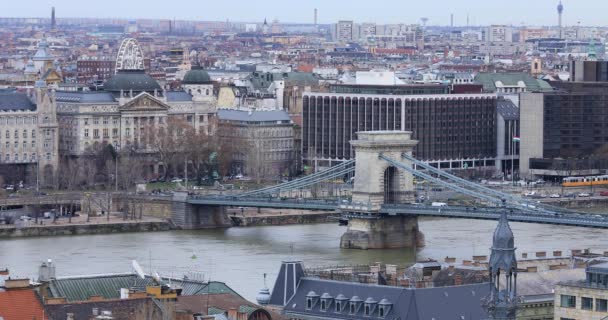 Letecký pohled na Budapešť s řetězem Bridge na Dunaji — Stock video