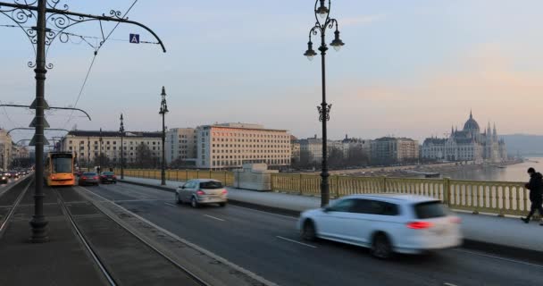 Berömda gamla Margaret Bridge med stadstrafik — Stockvideo