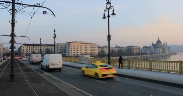 Famoso puente Margaret edad con tráfico de la ciudad — Vídeo de stock