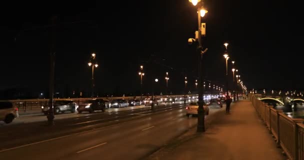 Una vista sul traffico urbano del ponte Margaret di notte — Video Stock