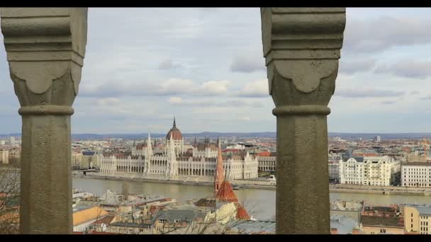 Letecký pohled na nádherné staré budapešťské město za sloupci — Stock video