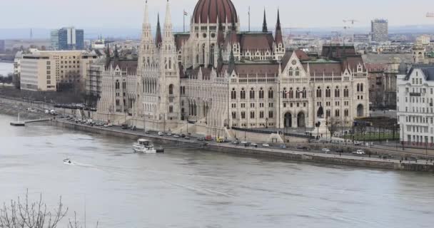 Вид с воздуха на здание парламента с рекой Данубе в Будапеште — стоковое видео