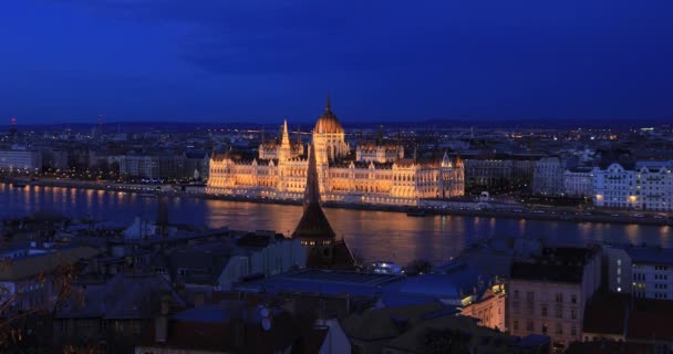 Вид с воздуха на город Будапешт в ночное время — стоковое видео