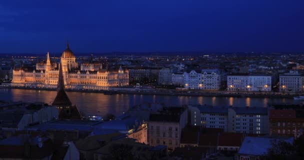 Budapesti városnézet éjszakai időben — Stock videók