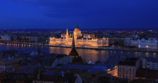 Vista aérea de la ciudad de Budapest por la noche — Vídeo de stock