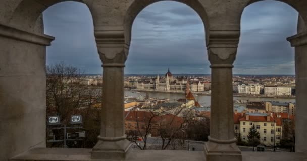 Vista aérea de la hermosa ciudad vieja de Budapest detrás de la columna — Vídeos de Stock