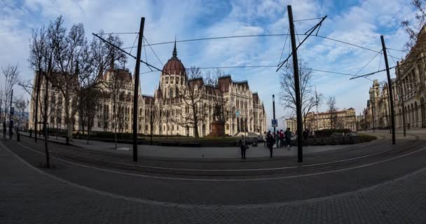 黄色のトラムでハンガリー国会議事堂の外観と都市交通 — ストック動画