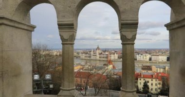 Beceriksizliğin arkasındaki eski güzel Budapeşte şehrinin havadan görünümü