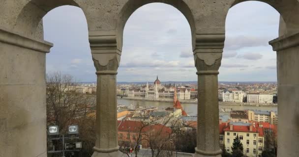 Vista aérea de la hermosa ciudad vieja de Budapest detrás de la torre — Vídeos de Stock