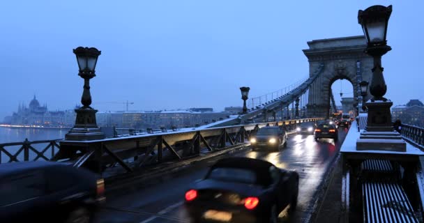 Widok na Most Łańcuchowy w porze nocnej — Wideo stockowe