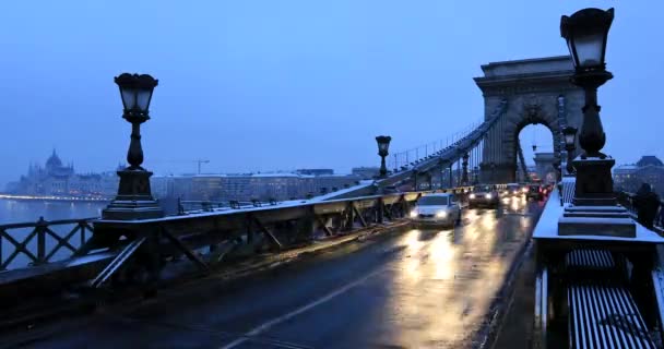 Widok na Most Łańcuchowy w porze nocnej — Wideo stockowe