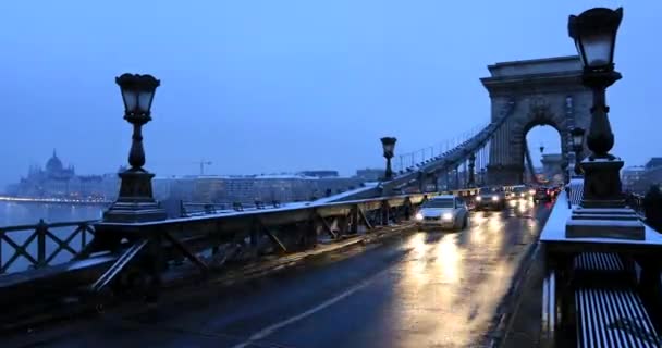 Widok na Most Łańcuchowy w porze nocnej — Wideo stockowe