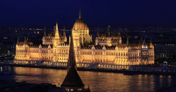 Macar Parlamentosu binasının Gotik mimarisinin havadan görünümü — Stok video