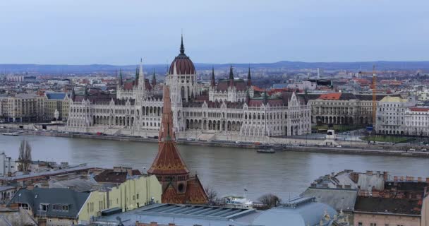 Vue aérienne de la vieille ville de Budapest avec bâtiment du Parlement — Video