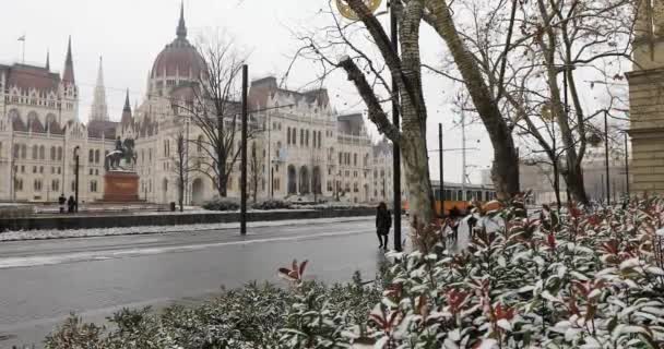 Ungerns parlamentsbyggnad exteriör och stadstrafik med gula spårvagnen — Stockvideo