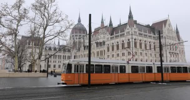Parlamento húngaro edificio exterior y el tráfico de la ciudad con tranvía amarillo — Vídeo de stock
