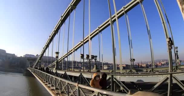 Θέα στην αλυσιδωτή γέφυρα του ποταμού Δούναβη — Αρχείο Βίντεο
