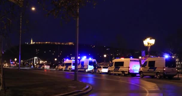 Rendőrségi autók a városi utcán éjjel — Stock videók