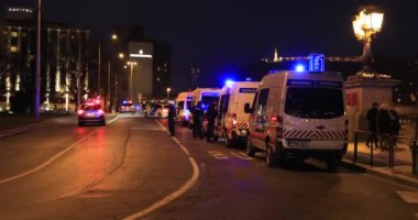Gece şehir caddesinde polis arabaları