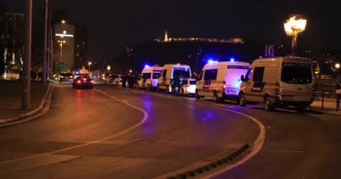 Gece şehir caddesinde polis arabaları