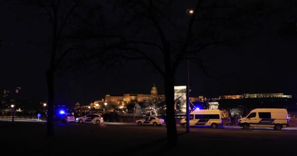 Carros de polícia na rua à noite — Vídeo de Stock