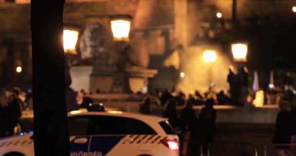 Coche de policía en la calle por la noche — Vídeos de Stock