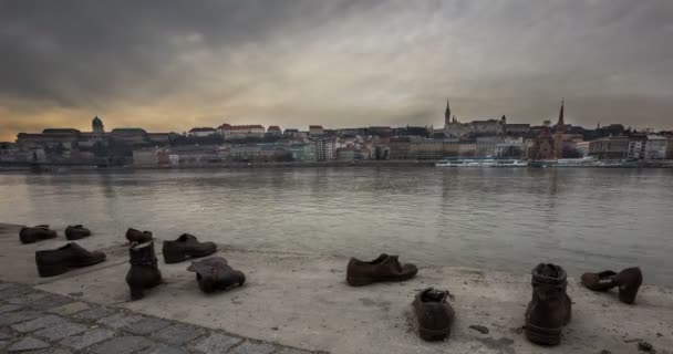 Skor på Donaubankens minnes märke i Budapest Ungern vinter tid — Stockvideo