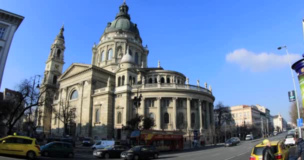 冬の間のセントステファン大聖堂の外観と都市交通 — ストック動画