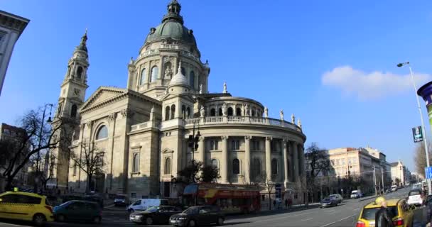 St. Stefan Basilica exterieur View en stadsverkeer in de winter — Stockvideo