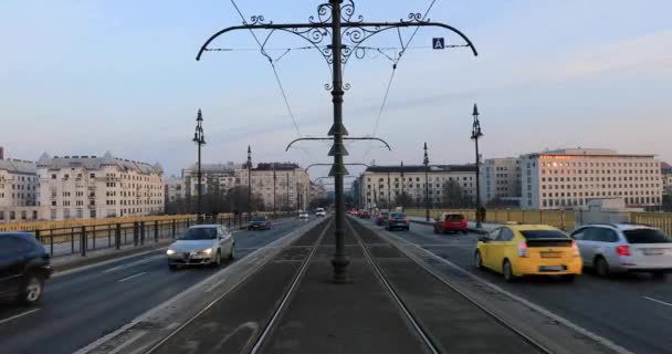 Budapeşte Macaristan şehir sahnesi ve trafik — Stok video