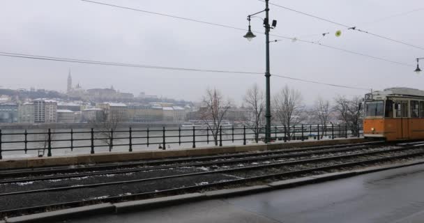 Budapeşte Macaristan şehir sahnesi ve trafik — Stok video