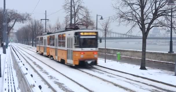 Een uitzicht op de gele tram in Boedapest in de winter — Stockvideo