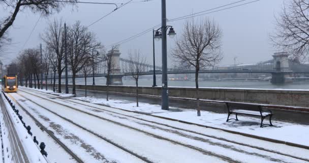 Вид на жовтий трамвай у Будапешті взимку — стокове відео