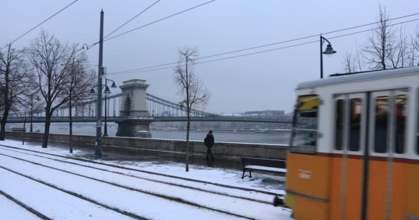 Uma vista do eléctrico amarelo em Budapeste no inverno — Vídeo de Stock