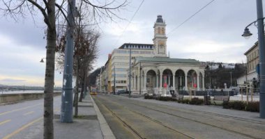 Tuna nehri yakınlarındaki sarı tramvay manzarası