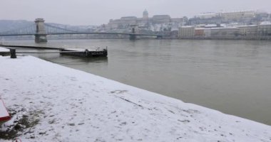 Kış mevsiminde Zincir köprü manzarası