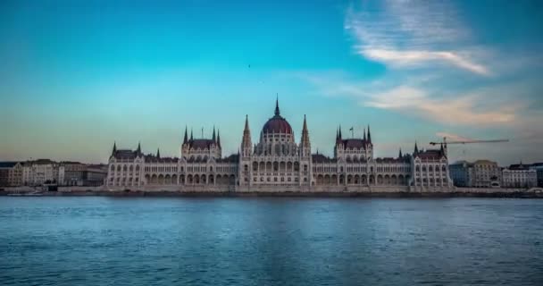 Budapeşte'deki ünlü Macar parlamento binasının gün batımı manzarası — Stok video