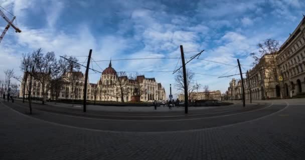 Ungarisches Parlamentsgebäude Außen- und Stadtverkehr mit gelber Straßenbahn — Stockvideo