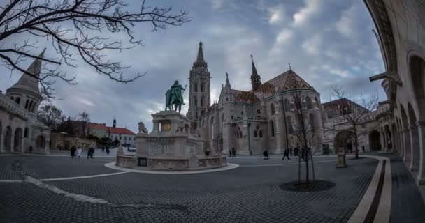 Tourist people visiting fisherman bastion towers — Stock Video