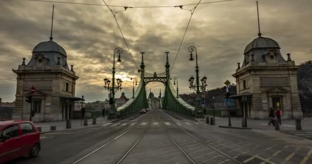 Γέφυρα της ελευθερίας και κυκλοφορία στην πόλη της Βουδαπέστης — Αρχείο Βίντεο