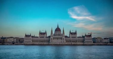 Budapeşte'deki ünlü Macar parlamento binasının gün batımı manzarası