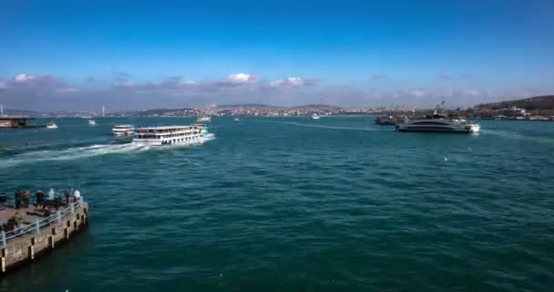 Uitzicht op de Bosporus met passagiersschepen en boten — Stockvideo