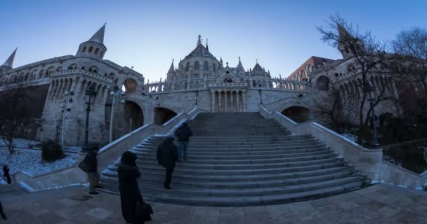 Balıkçı burç kulelerini ziyaret eden turistler — Stok video