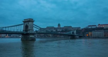 Tuna nehri üzerindeki Chain Bridge ile gün batımında Budapeşte manzarası