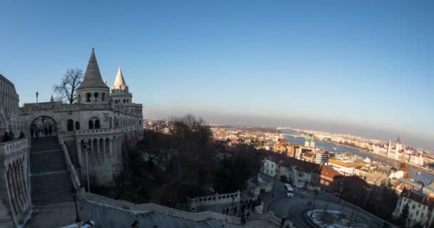 Veduta della città di Budapest con le torri bastione dei pescatori — Video Stock