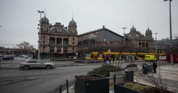 Utsikt över stadstrafiken framför en historisk järnvägs Station — Stockvideo