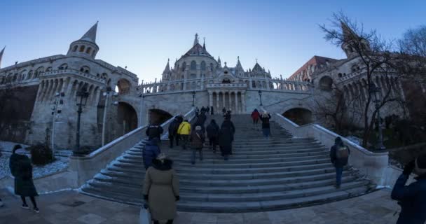 Toeristische mensen die Fisherman Bastion Towers bezoeken — Stockvideo